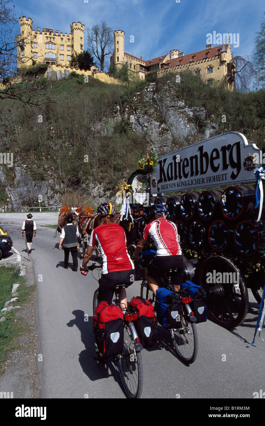 Deux motards en face de Hohenschwangau, Füssen, Allgaeu, Bayern, Deutschland Banque D'Images
