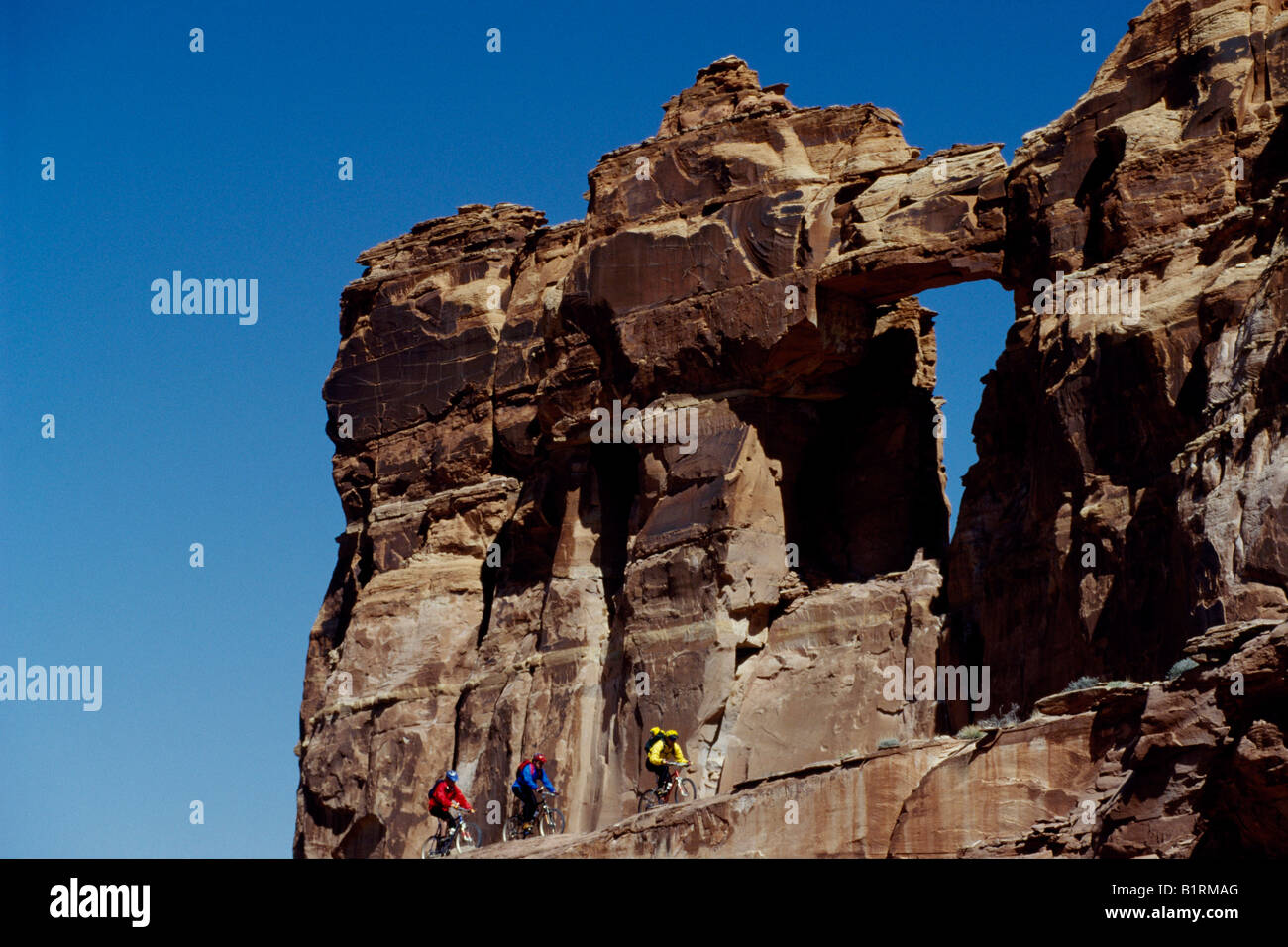 Vélo de montagne le long des rochers, Moab, Utah, USA Banque D'Images