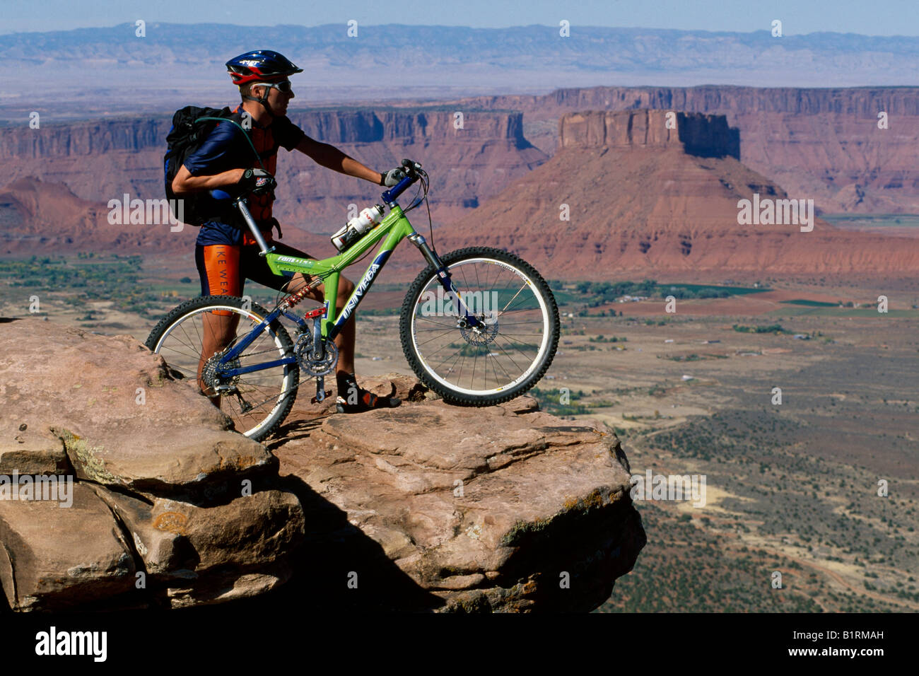 Du vélo de montagne sur un rocher, Moab, Utah, USA Banque D'Images