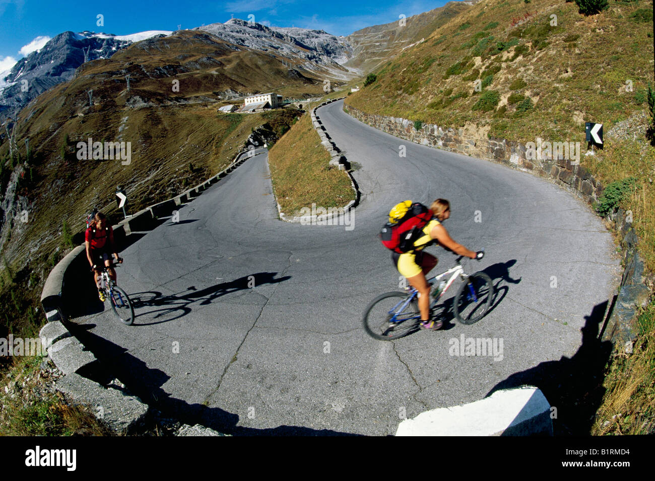 Biker à tour, col du Stelvio street, Transalp, Tyrol du Sud, Italie Banque D'Images