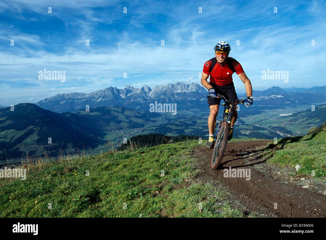 Biker dans le domaine skiable Kitzbüheler alps, Tyrol, Autriche Banque D'Images