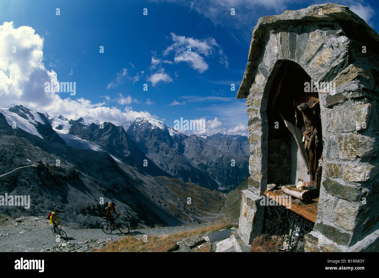 Traverser la route, les motards, Dreisprachenspitze, Cima Garibaldi, le Tyrol du Sud, Italie Banque D'Images