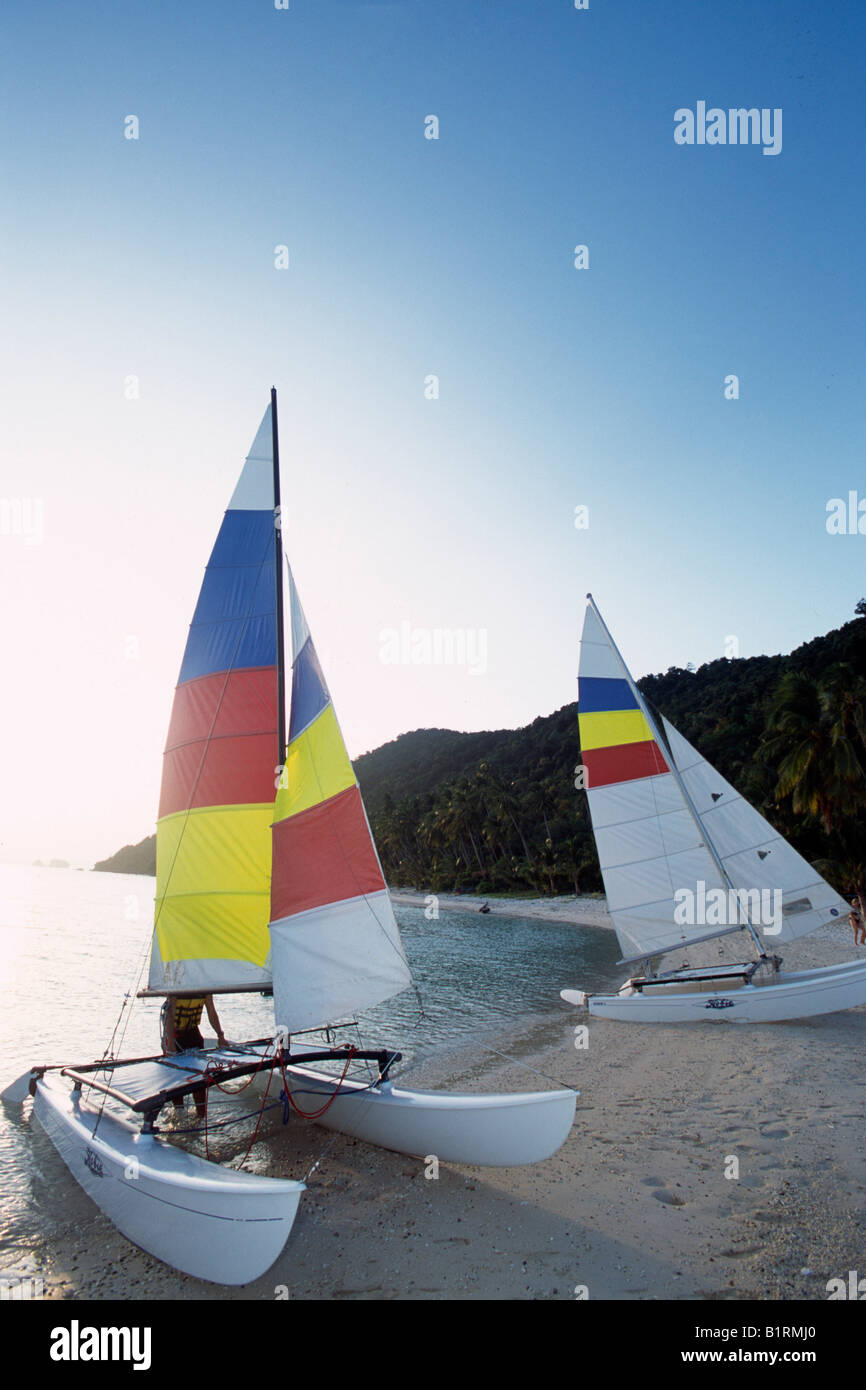 Catamaran, El Nido Docks de Miniloc Island Resort, Bacuit, Îles Palawan, Philippines Banque D'Images