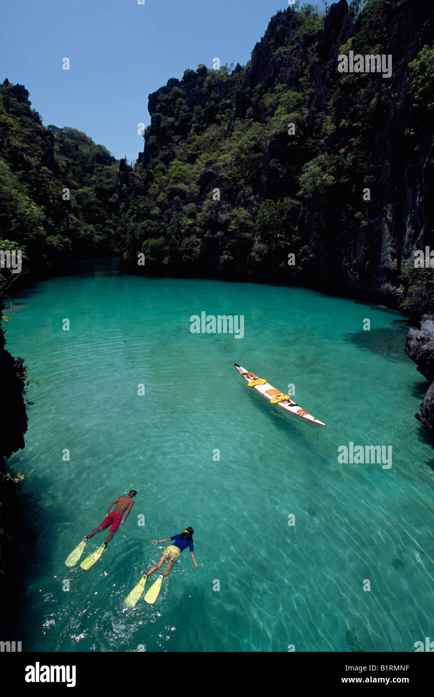 Les plongeurs, El Nido Docks de Miniloc Island Resort, Bacuit, Palawan, Philippines Banque D'Images