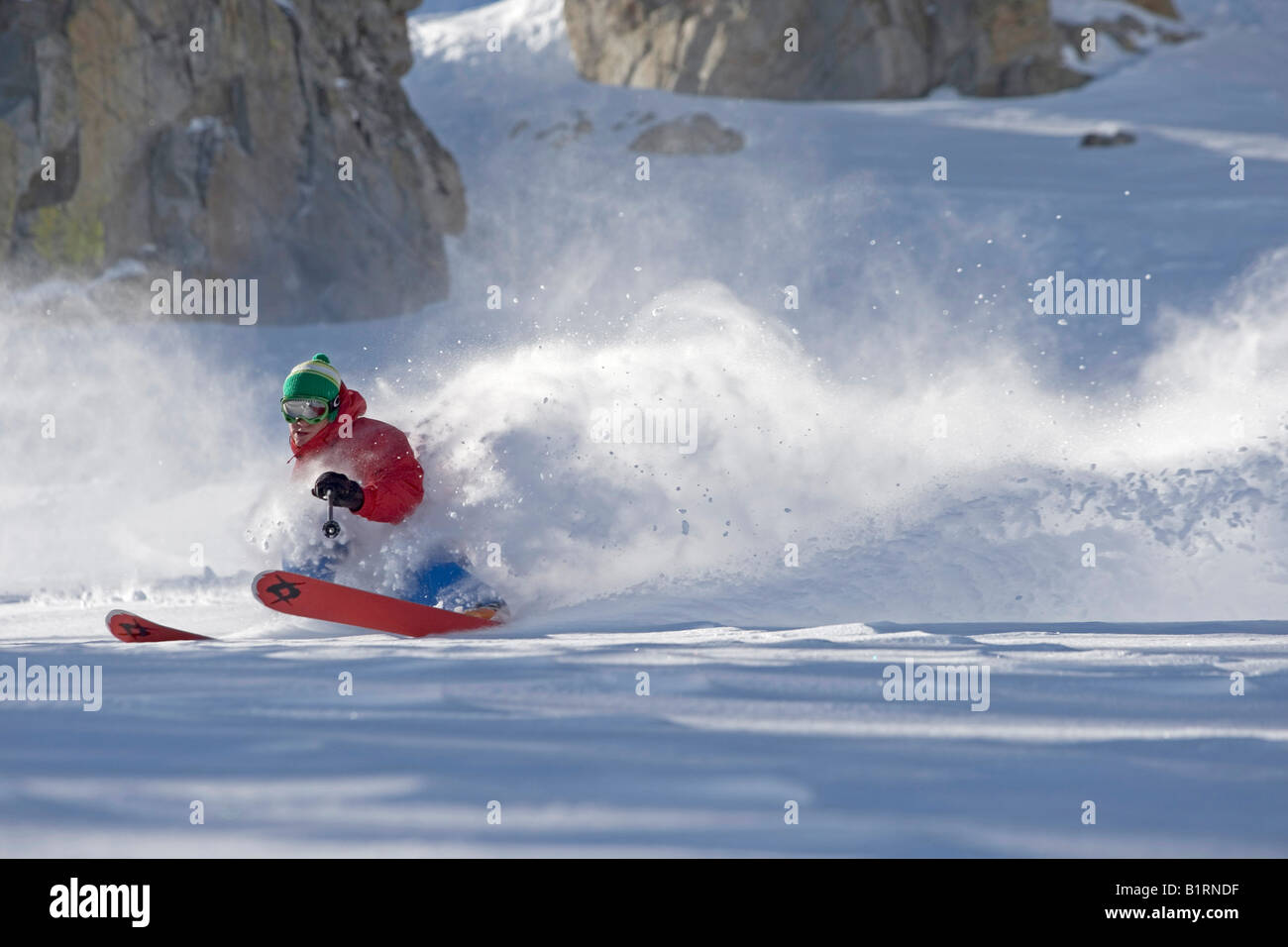 Tourner à grande vitesse en ski en poudreuse profonde Utah Alta Banque D'Images