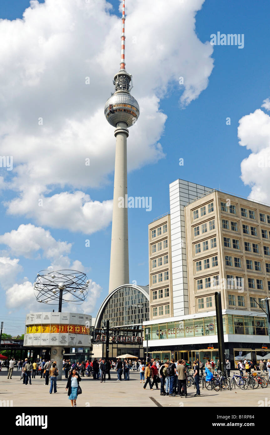 Weltzeituhr, World Time Clock et Fernsehturm, la tour de télévision, la place Alexanderplatz, Berlin, Germany, Europe Banque D'Images