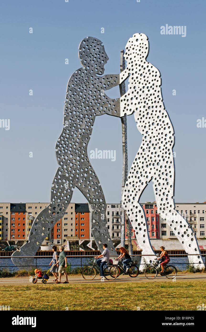 Cycliste en face de l'homme molécule Jonathan Borofsky sculpture dans la rivière Spree, Kreuzberg, Friedrichshain, Treptow, Berl Banque D'Images