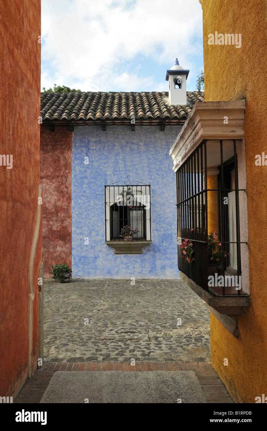 Rangée de maisons colorées, l'Hôtel Villa Colonial, Antigua Guatemala, Guatemala, Amérique Centrale Banque D'Images