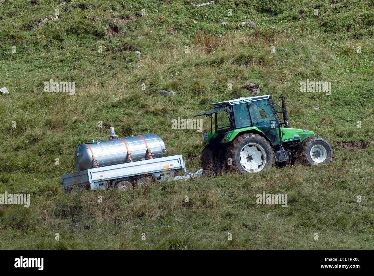 Le transport du lait avec un tracteur, Schleimssattel, selle Gamme Karwendel, Tyrol, Autriche, Europe Banque D'Images