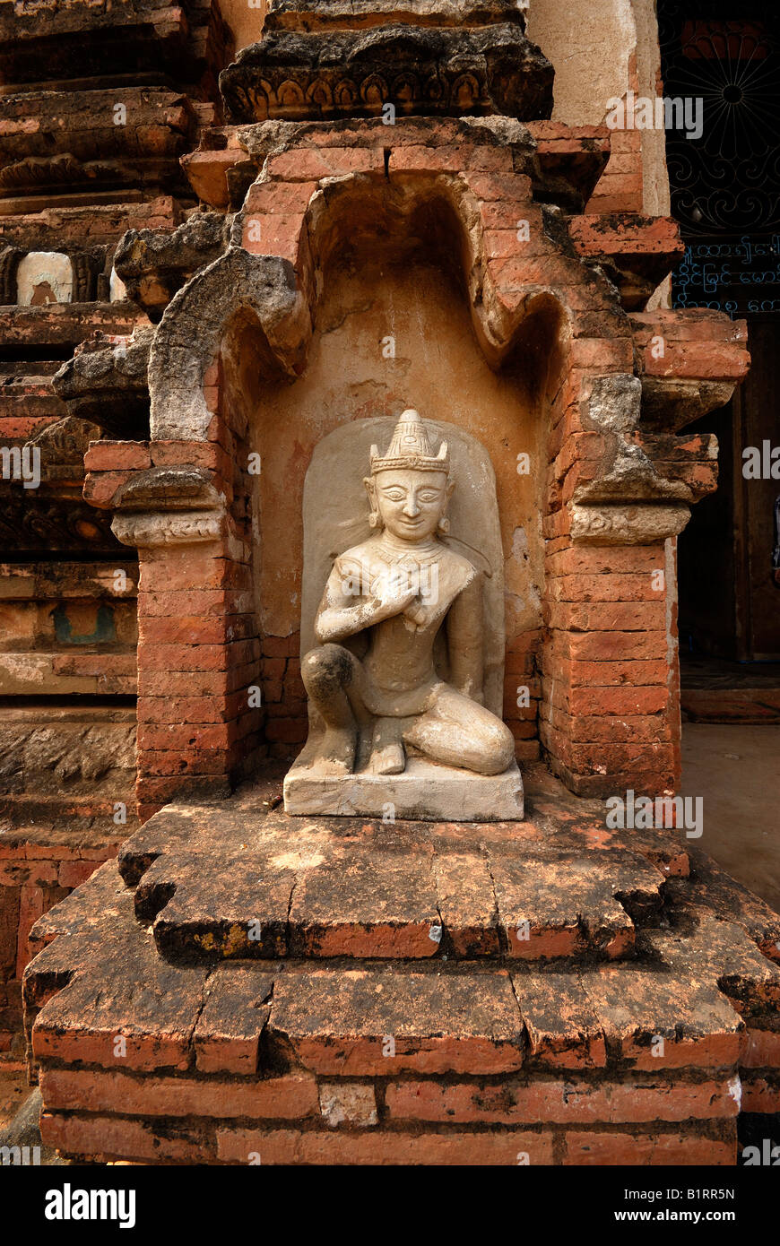 Bouddha assis dans une niche en brique, Bagan, Birmanie, Myanmar, en Asie du sud-est Banque D'Images