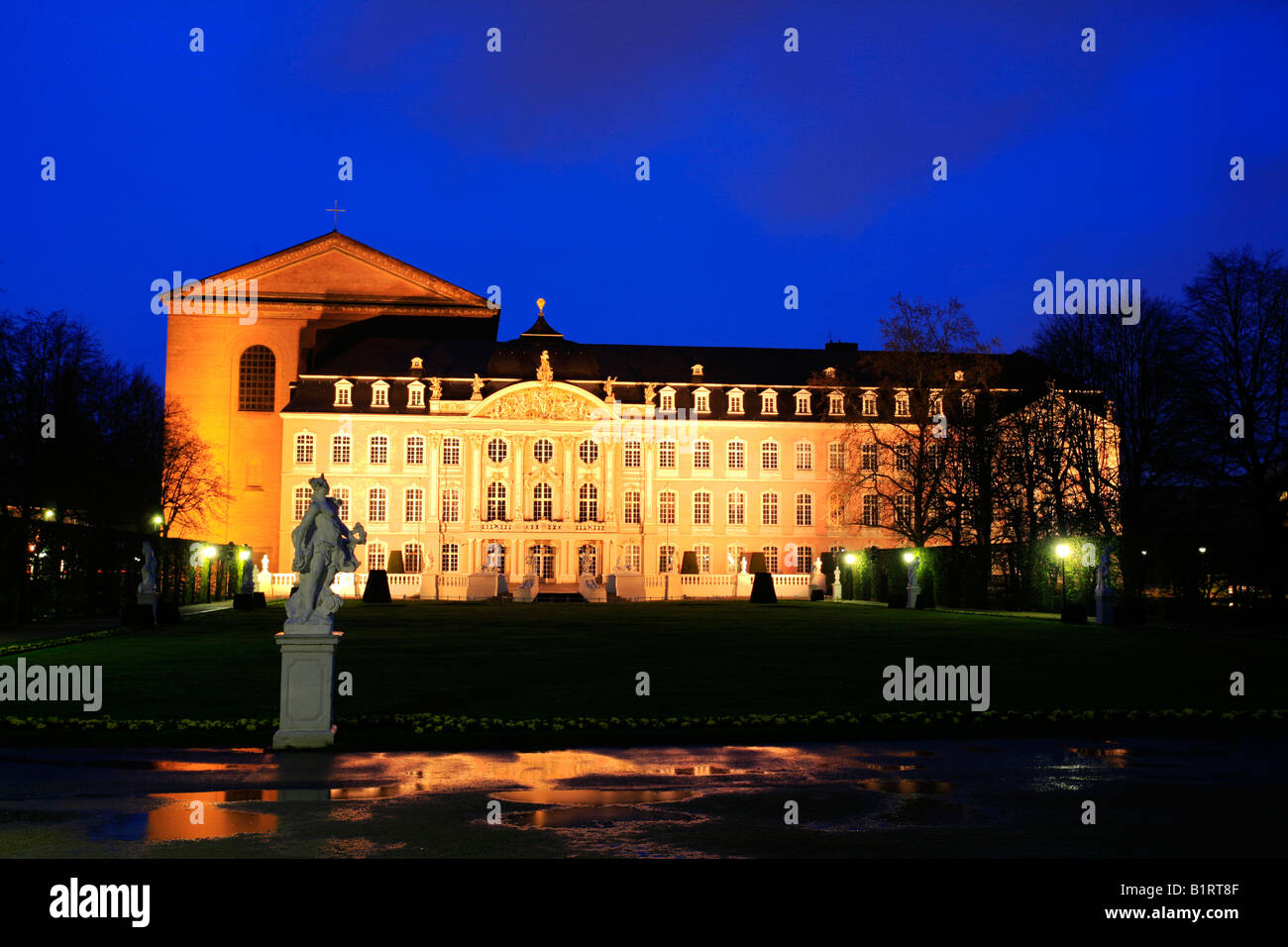 Basilique et le Palais du Prince Électeur vue depuis le jardin du palais, ville romaine de Trèves, Rhénanie-Palatinat, Ge Banque D'Images