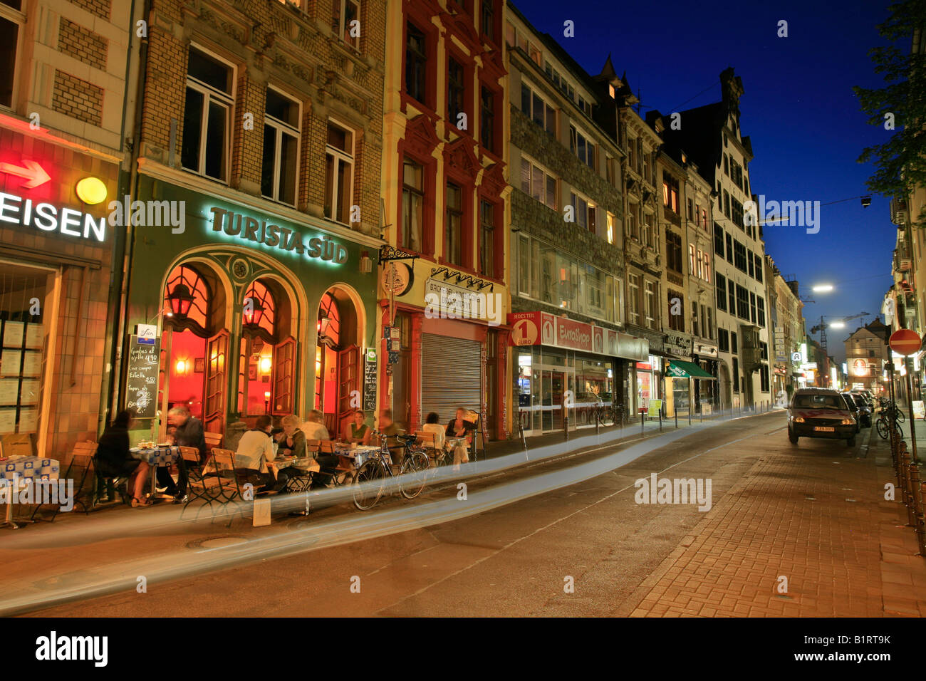 La vie nocturne dans les rues de Chlodwigplatz, Clovis Square, Cologne, Rhénanie du Nord-Westphalie, Allemagne, Europe Banque D'Images