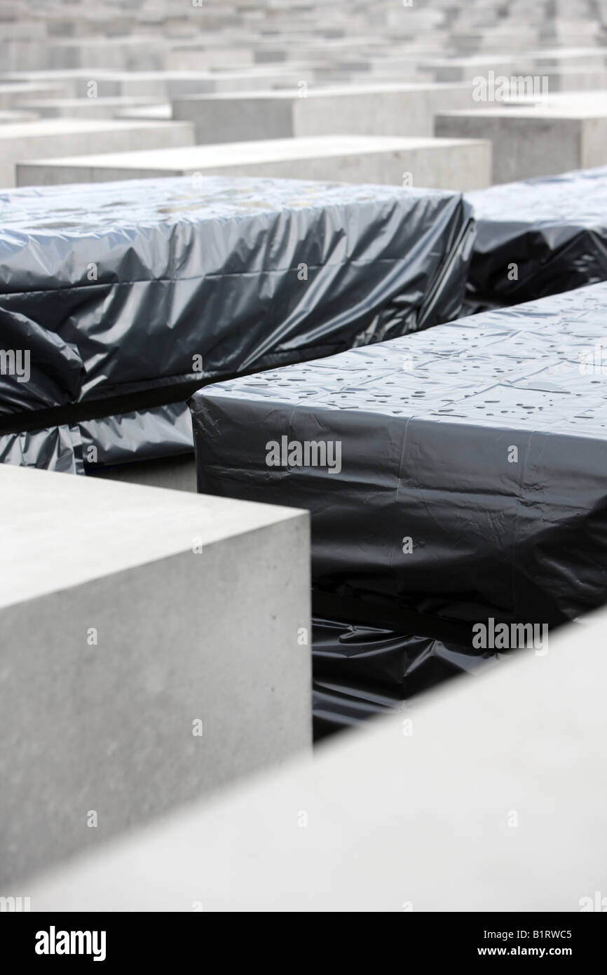 Feuilles en plastique noir de la protection des pierres endommagées Monument aux Juifs assassinés d'Europe, Berlin, Germany, Europe Banque D'Images
