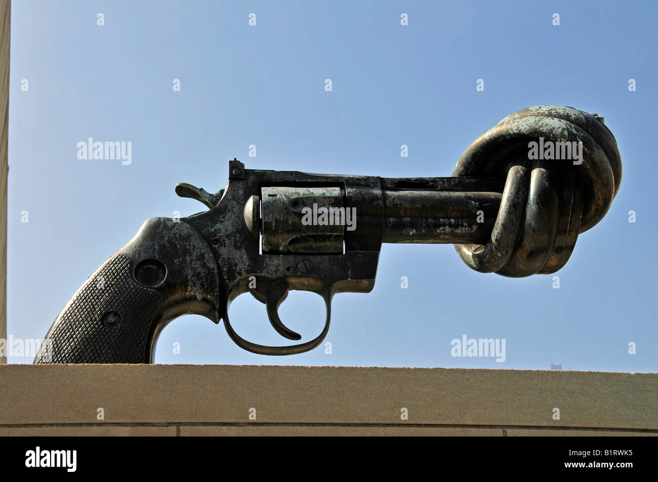 Nœud autour du canon d'une arme, la sculpture par l'artiste Carl Fredrik dans Reuterswaerd avant du siège DES NATIONS UNIES, New York C Banque D'Images