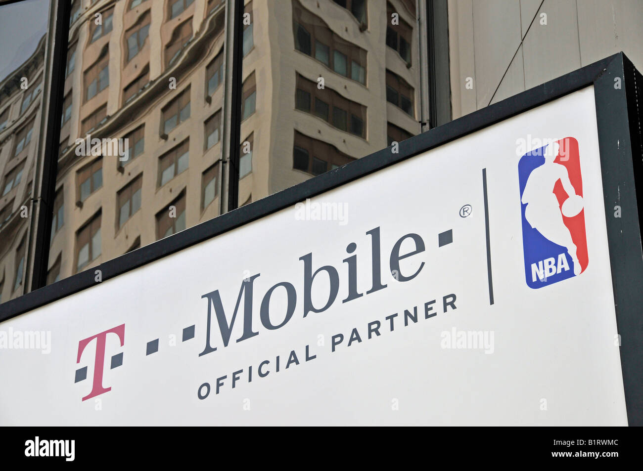 Panneaux publicitaires T-Mobile comme le sponsor officiel de l'Association nationale de basket-ball, NBA, Madison Square Garden, Manh Banque D'Images