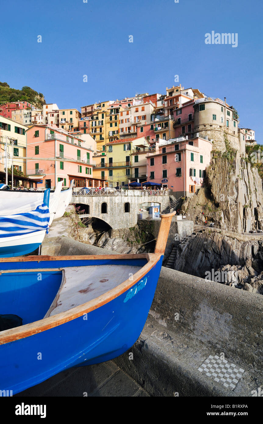 Village de Manarola avec un bateau de pêche dans l'avant-plan, la Ligurie, les Cinque Terre, Italie, Europe Banque D'Images