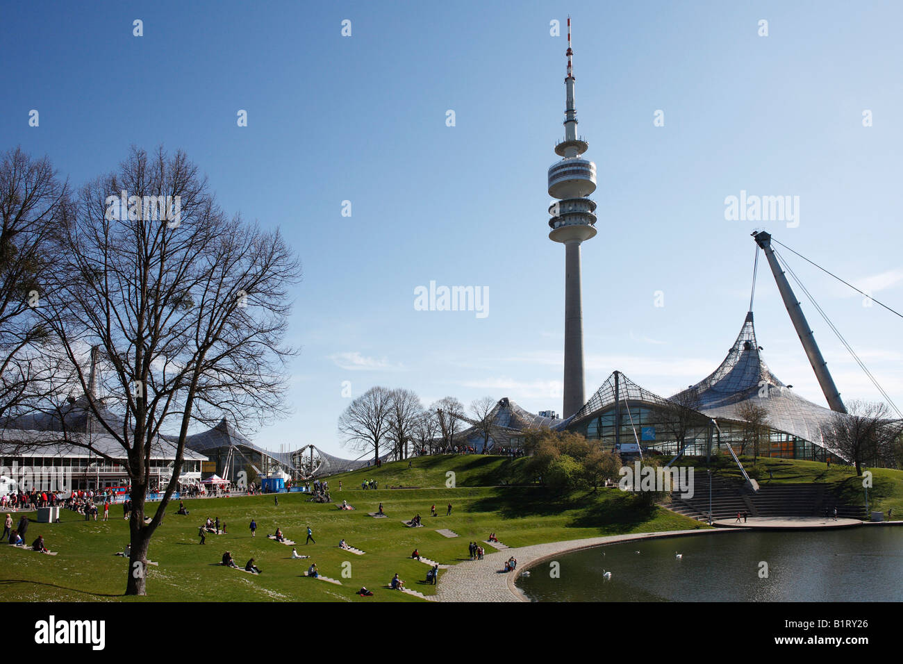 Stade olympique, la tour de télévision et Olypiahalle dans Olympia Park, Munich, Bavaria, Germany, Europe Banque D'Images