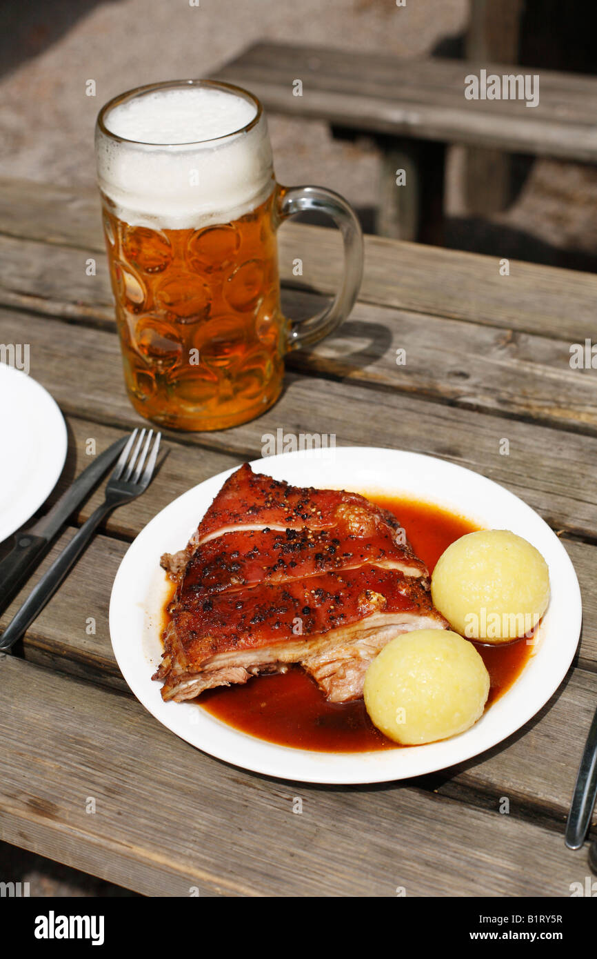 Cochon de lait avec des boulettes et une masse de bière servi dans un jardin de bière dans Taxisgarten, Munich, Bavaria, Germany, Europe Banque D'Images