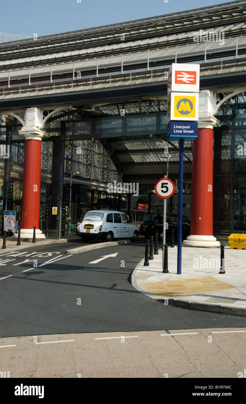 La gare de Liverpool Lime Street entrée taxi Banque D'Images
