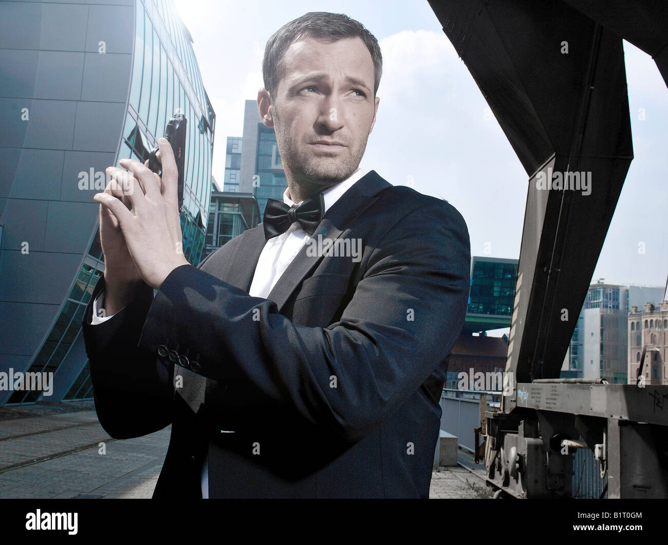 31-year-old man déguisé en James Bond dans le port de Düsseldorf, Rhénanie du Nord-Westphalie, Allemagne, Europe Banque D'Images