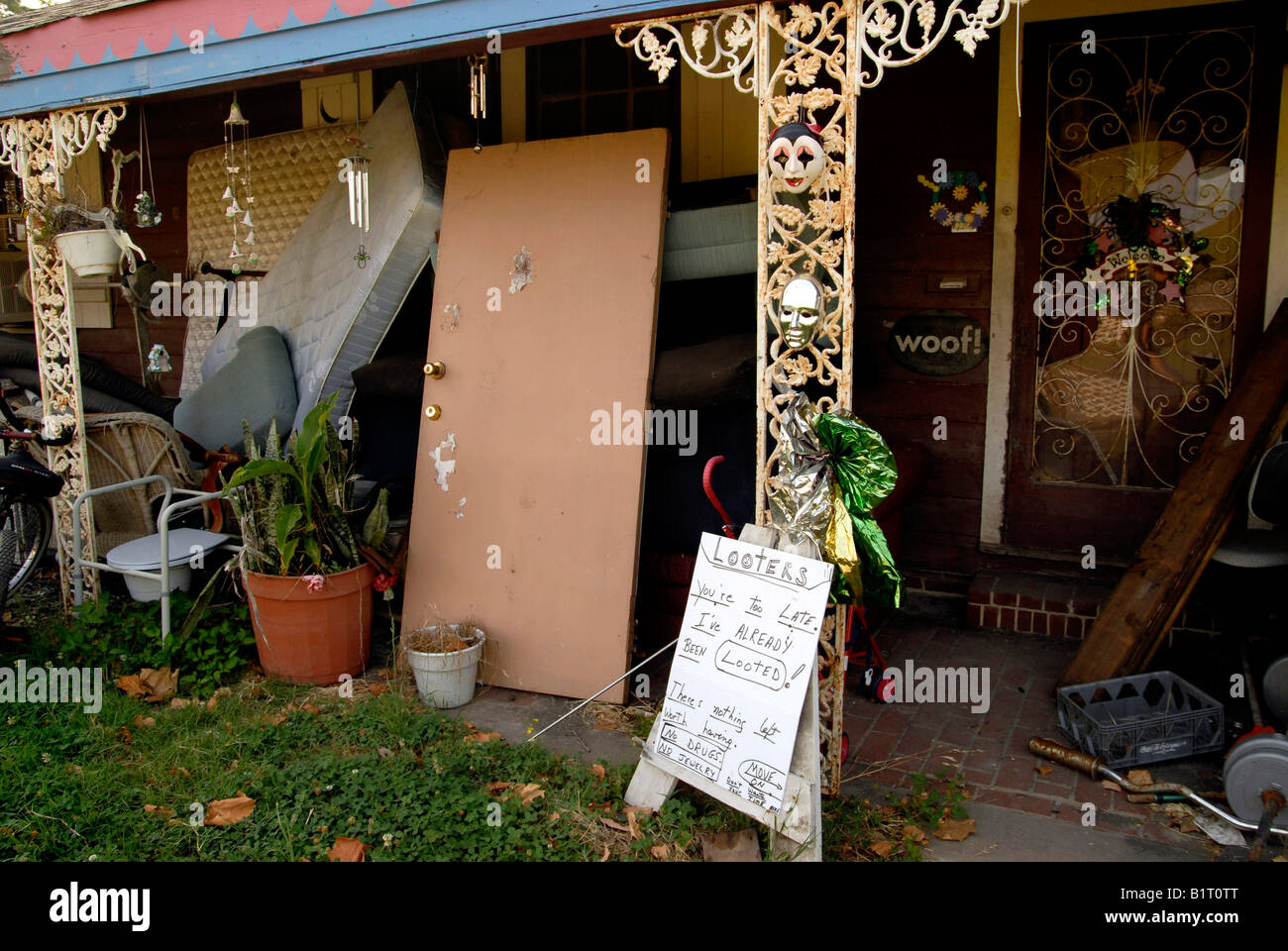 Chambre avec signes de pillards déserté dix mois après les levées inondée après l'ouragan Katrina. New Orleans USA Banque D'Images