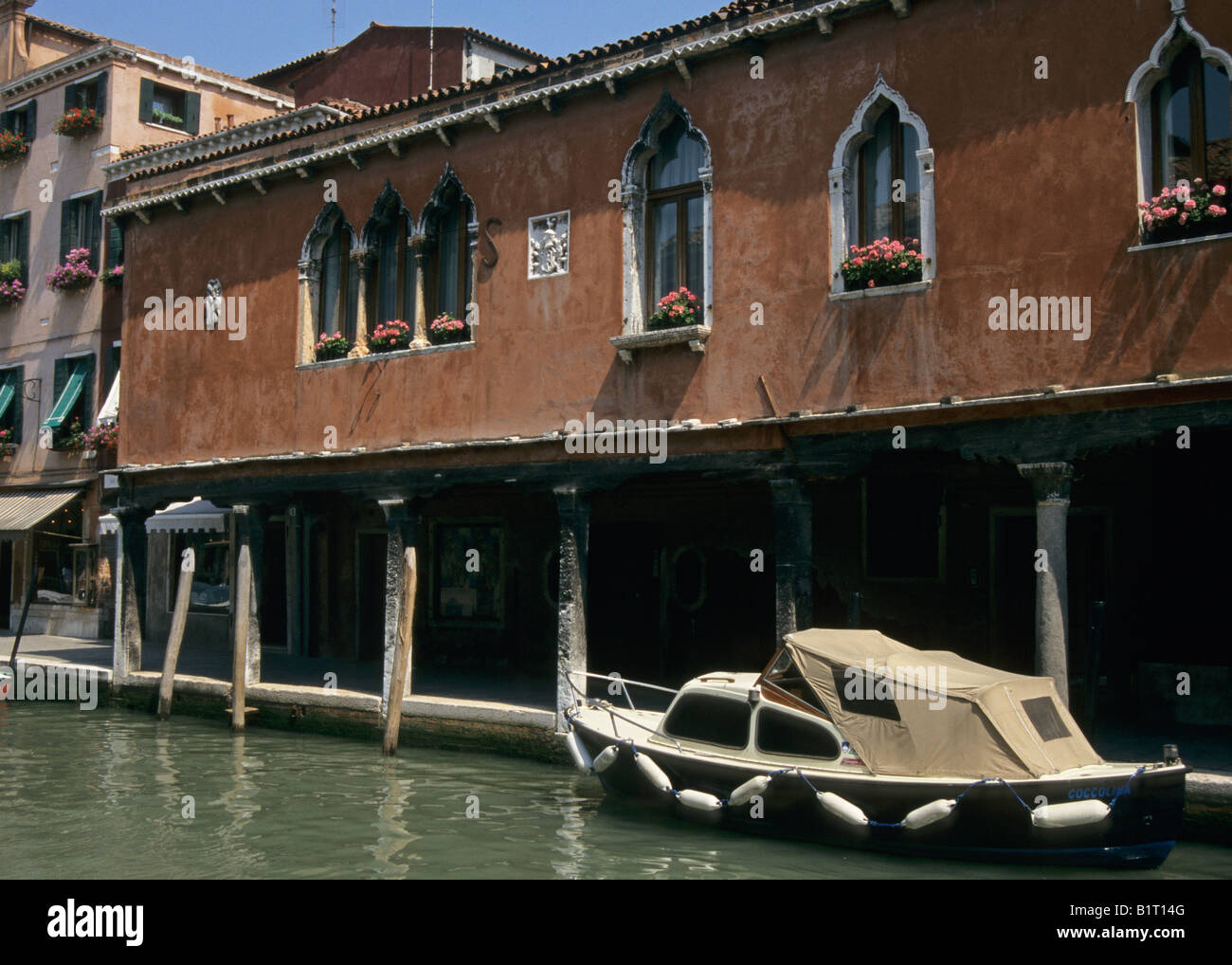 Bâtiments historiques sur le canal Rio dei Vetrai l'île de Murano Lagune de Venise Vénétie Italie Banque D'Images