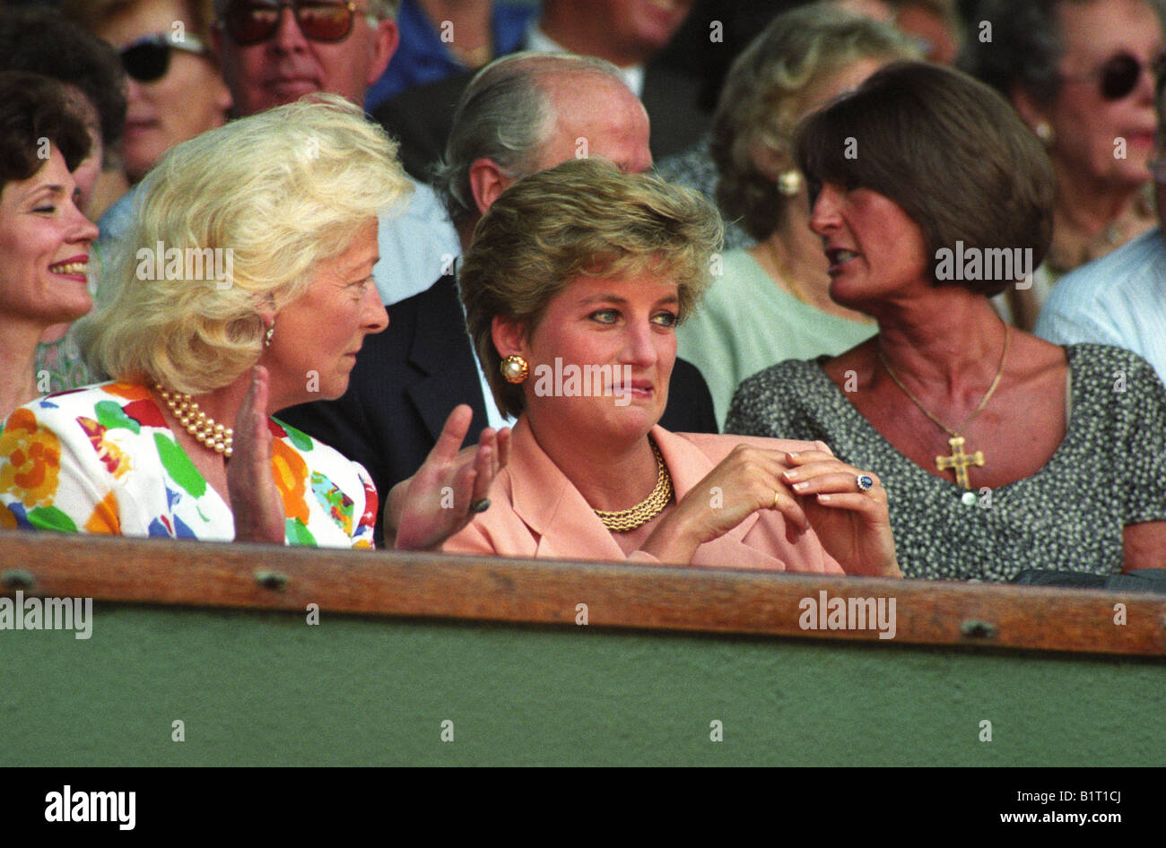 Diana Princess of Wales aux championnats de tennis de Wimbledon avec sa mère Frances Shand Kydd. 4 juillet 1993. Princesse Diana Wimbledon Royal Box Banque D'Images
