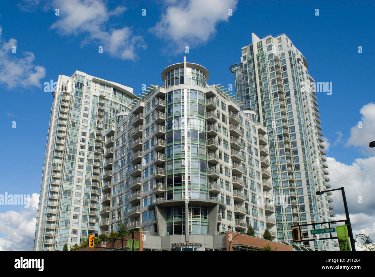 Tour de bureaux et immeubles en copropriété Prompton False Creek Vancouver Pacific Blvd Banque D'Images