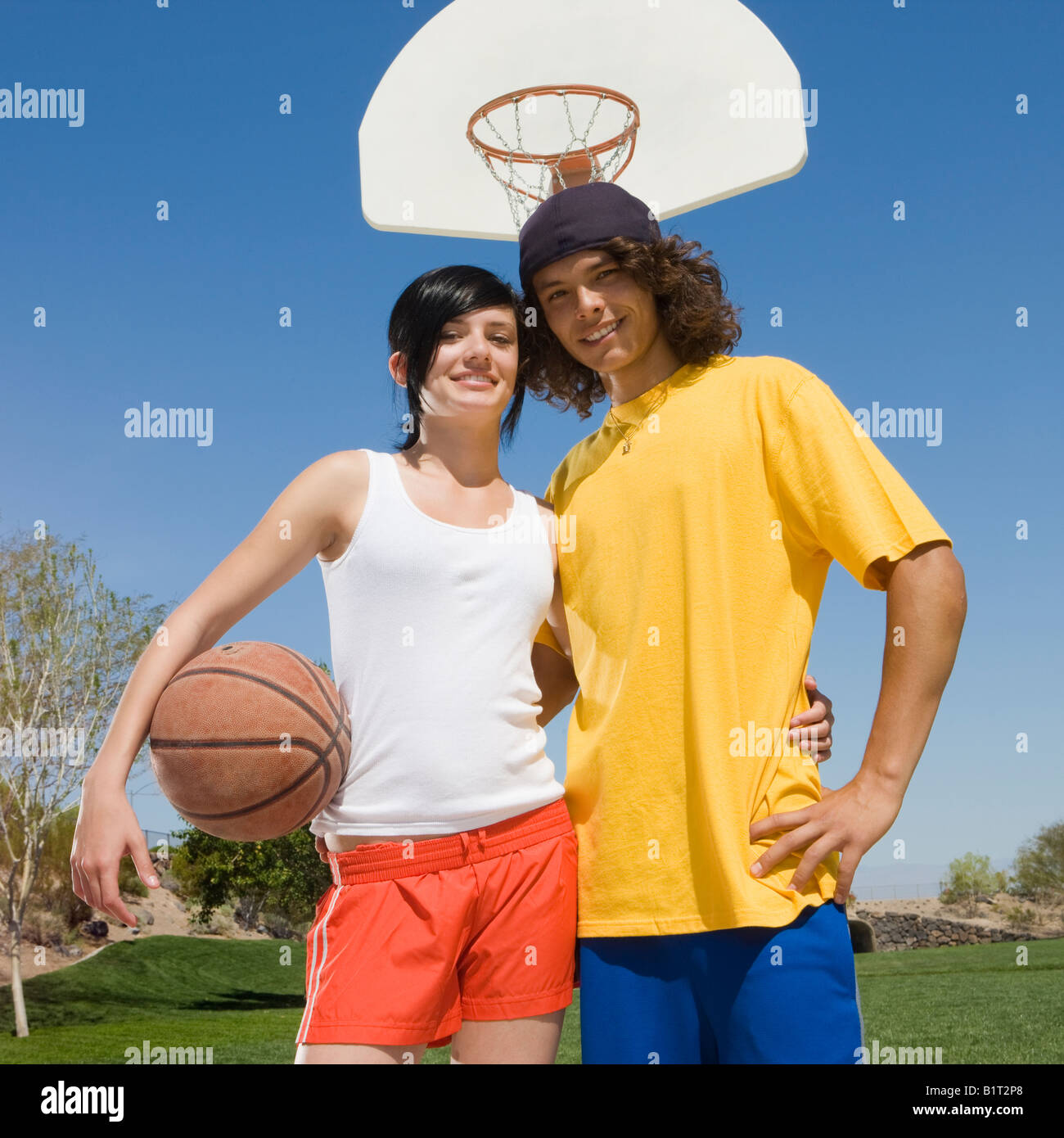 Basket-ball Teen couple sort lors d'une cour Banque D'Images