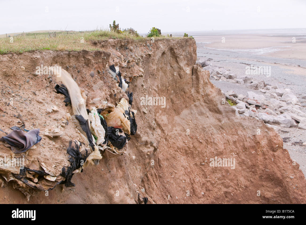 Ancienne décharge déchets révélé en falaises par l'érosion côtière sur l'île de Walney off Barrow in Furness UK Banque D'Images