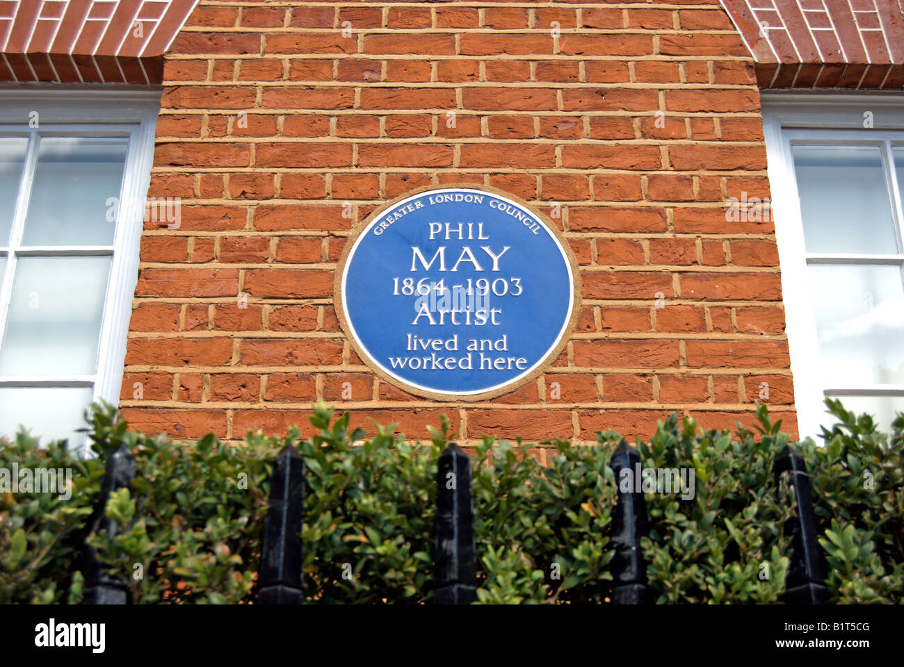 Greater London Council blue plaque marquant l'ancienne résidence de l'artiste phil peut, dans Holland Park Road, Kensington, Londres, Angleterre Banque D'Images