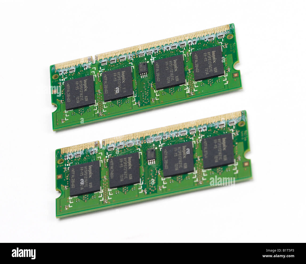 Deux barrettes de RAM sur un fond blanc Banque D'Images