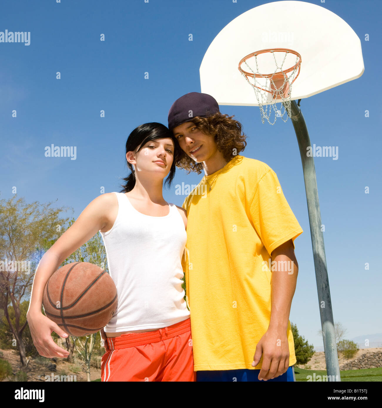 Couple de basket-ball de l'adolescence se bloque à un parc s court Banque D'Images