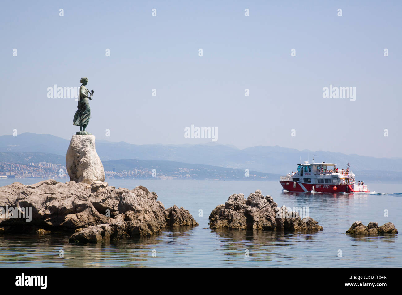 Opatija Istrie Croatie Europe Maiden avec la statue mouette par voiture 1956 Zvonko sur promontoire rocheux surplombant la mer Banque D'Images