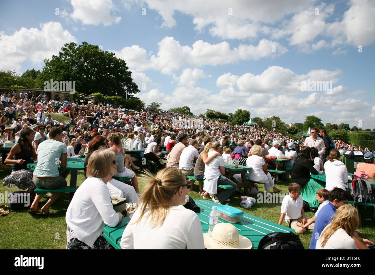 Foule de spectateurs assis sur Henman Hill au tennis de Wimbledon Banque D'Images