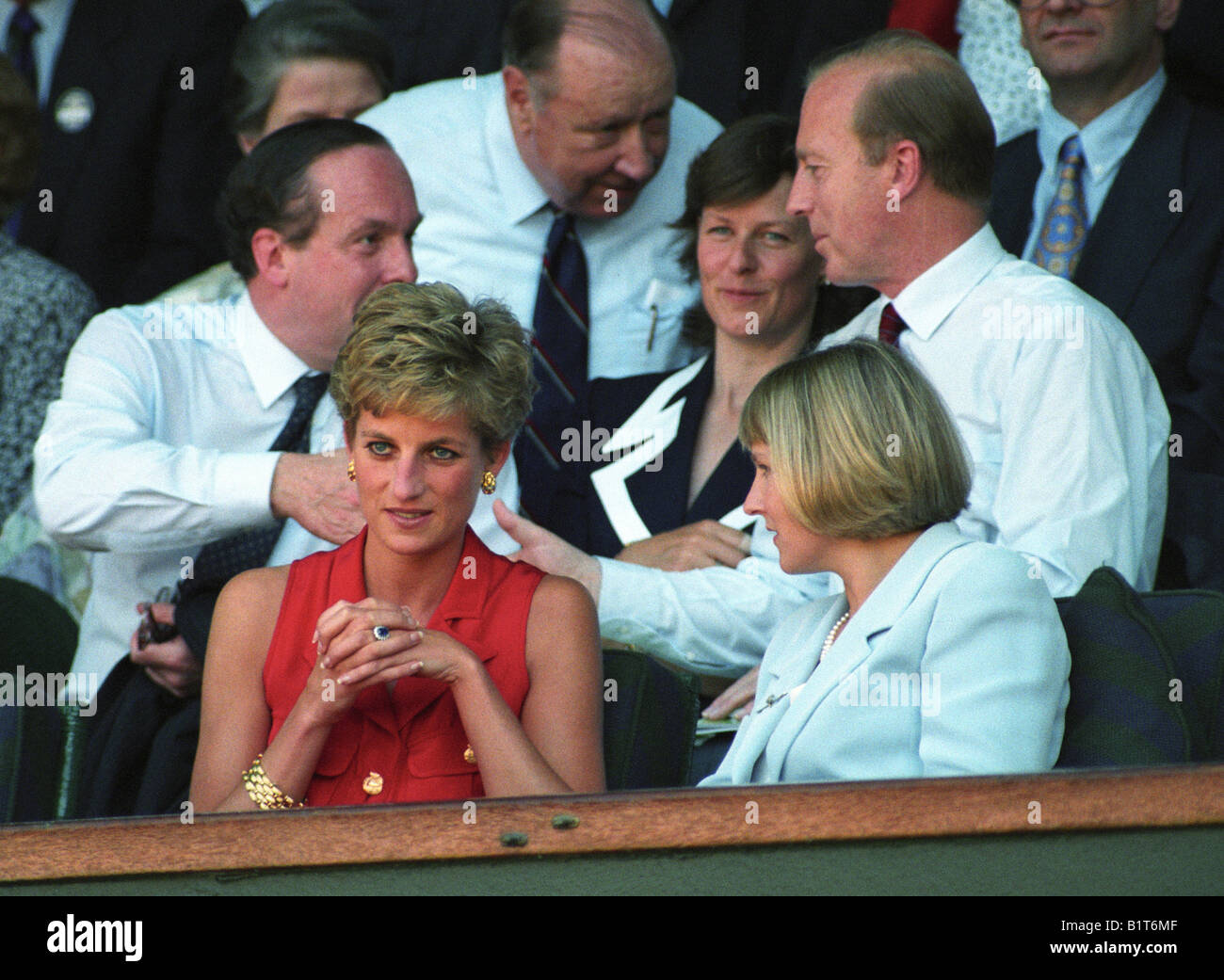 Diana Princess of Wales aux Championnats de tennis de Wimbledon en 1993 avec Julia Samuel Banque D'Images