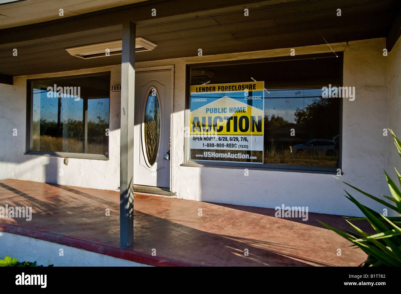 Un signe à Merced en Californie annonce la date d'une vente aux enchères publiques pour une forclusion accueil victime de l'hypothèque de subprime fiasc Banque D'Images