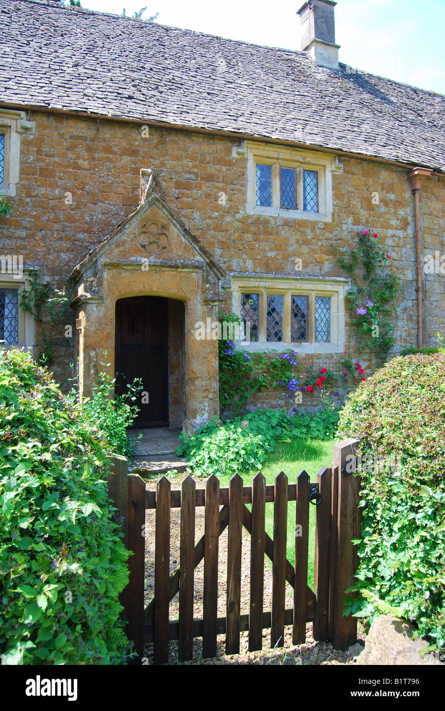 Cottage en pierre des Cotswolds, Chadlington, Oxfordshire, Angleterre, Royaume-Uni Banque D'Images