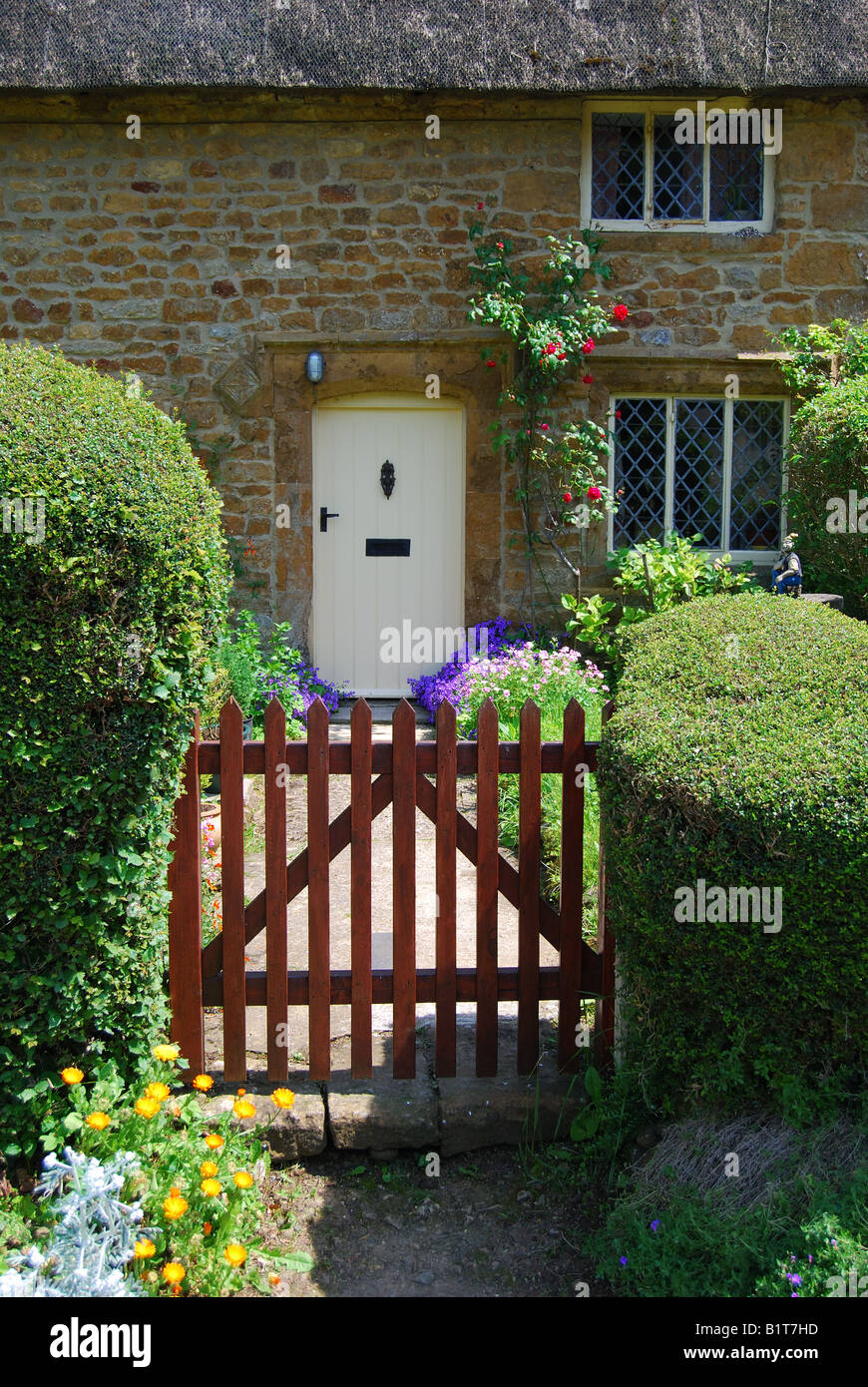 La porte du chalet en pierre des Cotswolds, Chadlington, Oxfordshire, Angleterre, Royaume-Uni Banque D'Images