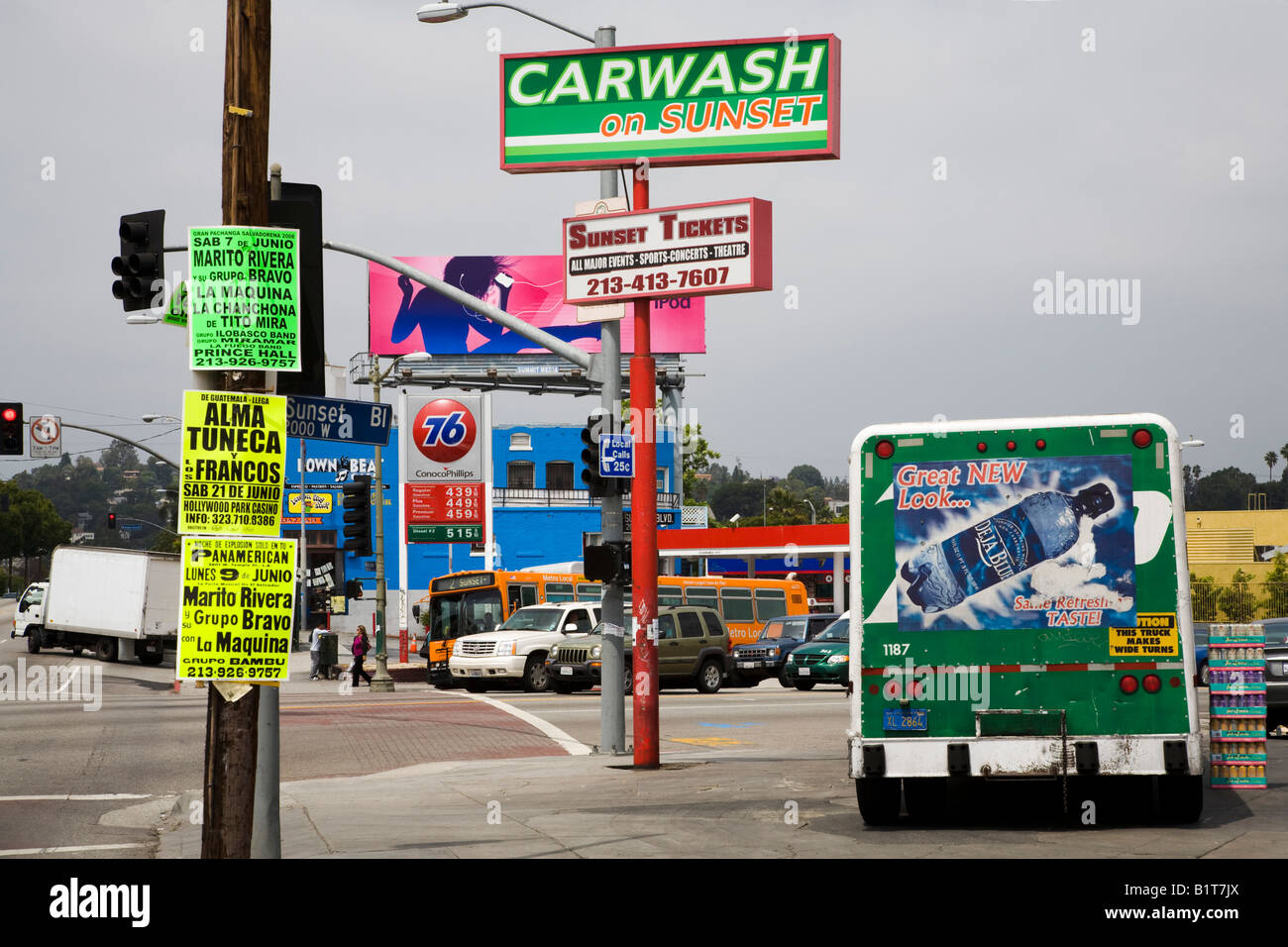 L'angle de Sunset Boulevard et Alverado avec une variété de panneaux Les panneaux d'annonces etc Los Angeles California USA Banque D'Images
