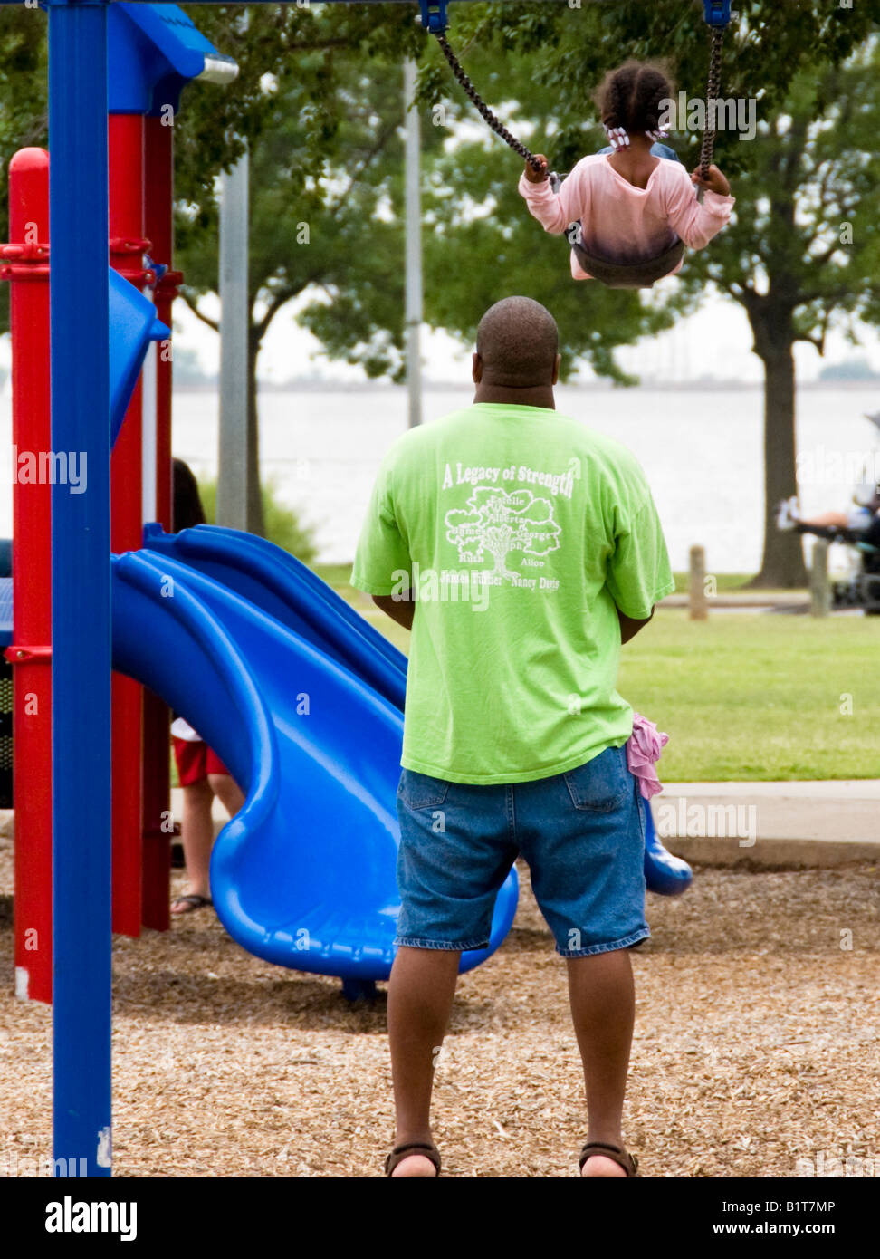 Un Pere Pousse Sa Petite Fille Sur Une Balancoire Oklahoma City Oklahoma Usa Photo Stock Alamy