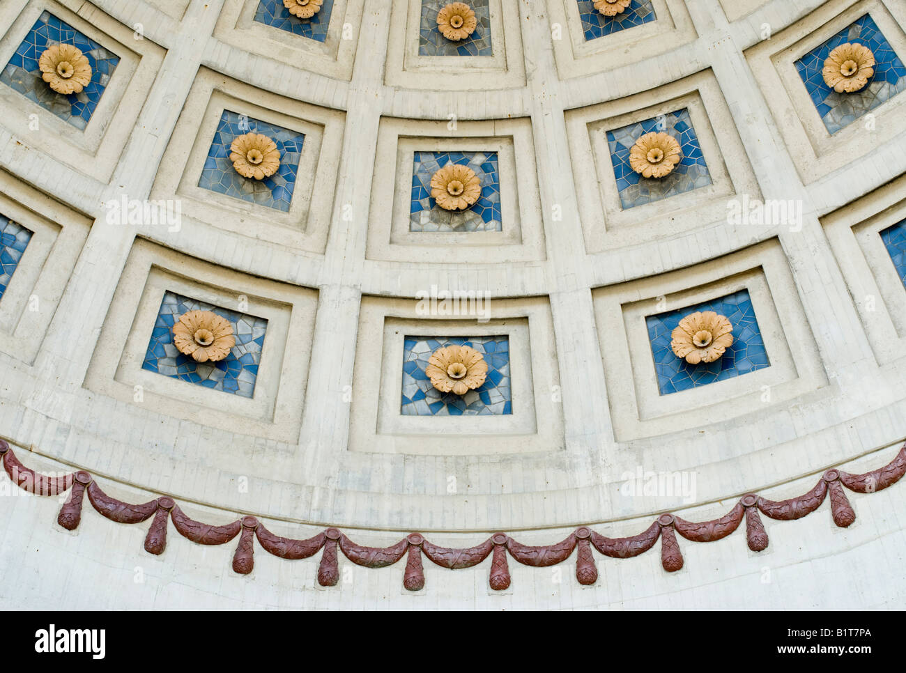 Ohio Stadium Atrium Ceiling Columbus Ohio // COLUMBUS, Ohio, États-Unis — le plafond de l'atrium en forme de dôme à l'entrée principale du stade Ohio, qui abrite l'équipe de football de l'université d'État de l'Ohio, présente un design architectural moderne dans le site sportif historique. Cet espace vitré accueille les visiteurs dans « The Horseshoe », l'un des stades de football universitaire les plus emblématiques, mêlant esthétique contemporaine et atmosphère riche en tradition du football Buckeye. Banque D'Images