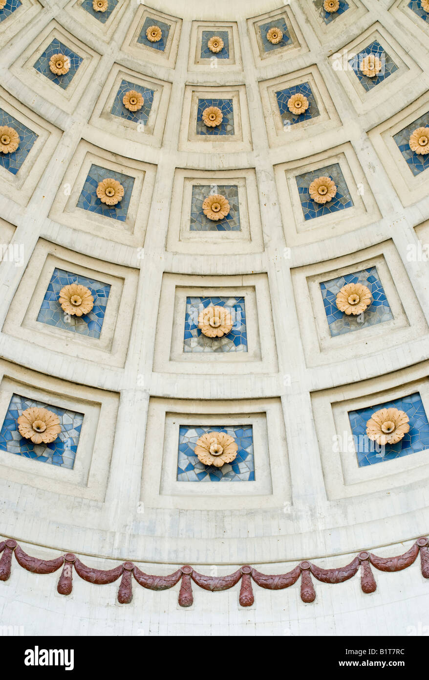 Ohio Stadium Atrium Ceiling Columbus Ohio // COLUMBUS, Ohio, États-Unis — le plafond de l'atrium en forme de dôme à l'entrée principale du stade Ohio, qui abrite l'équipe de football de l'université d'État de l'Ohio, présente un design architectural moderne dans le site sportif historique. Cet espace vitré accueille les visiteurs dans « The Horseshoe », l'un des stades de football universitaire les plus emblématiques, mêlant esthétique contemporaine et atmosphère riche en tradition du football Buckeye. Banque D'Images