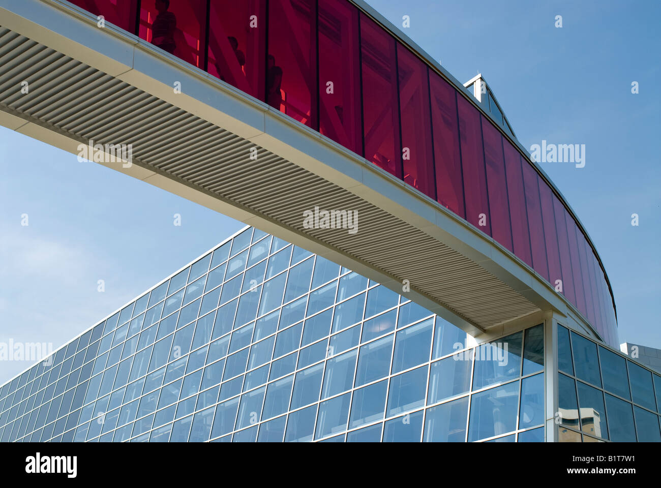 Ohio State University Student Wellness Center Red Overbridge Columbus Ohio // COLUMBUS, Ohio, États-Unis — L'extérieur du Ohio State University Student Wellness Center, un complexe de gymnase moderne, dispose d'un superbe pont piétonnier vitré rouge. Cette structure contemporaine, vue depuis Tuttle Park place, se trouve à proximité de l'emblématique Ohio Stadium, témoignant de l'engagement de l'université envers des installations étudiantes ultramodernes et une architecture innovante du campus. Banque D'Images