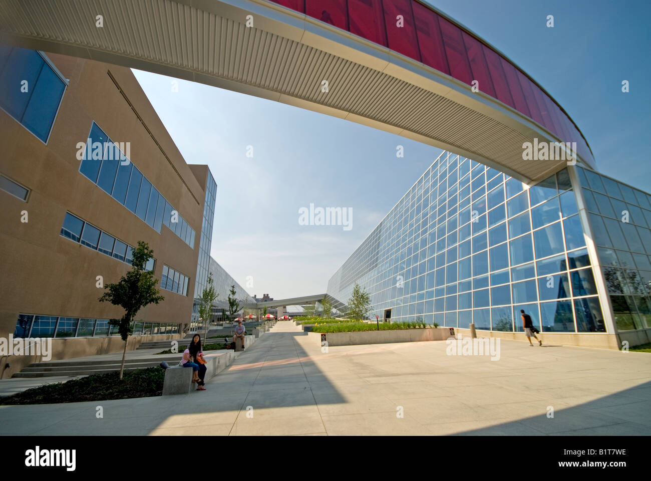 Ohio State University Student Wellness Center Overbridge Columbus // COLUMBUS, Ohio, États-Unis — L'extérieur du Ohio State University Student Wellness Center, un complexe de gymnase moderne, dispose d'un superbe pont piétonnier vitré rouge. Cette structure contemporaine, vue depuis Tuttle Park place, se trouve à proximité de l'emblématique Ohio Stadium, témoignant de l'engagement de l'université envers des installations étudiantes ultramodernes et une architecture innovante du campus. Banque D'Images