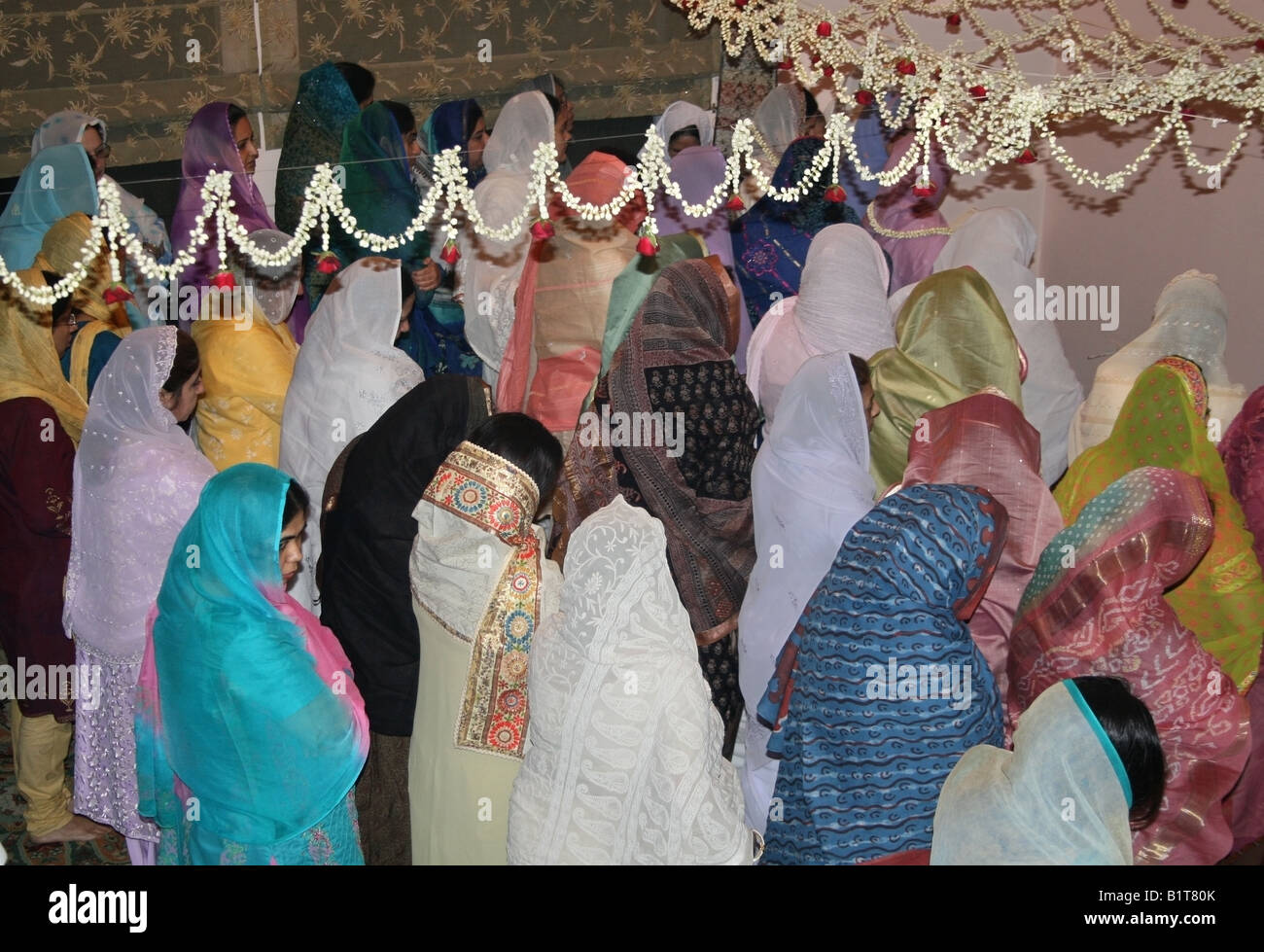 Les femmes musulmanes prient ensemble dans une maison à l'occasion de Moulid Al Nabi les prophètes ( PSL ) anniversaire , Inde Banque D'Images