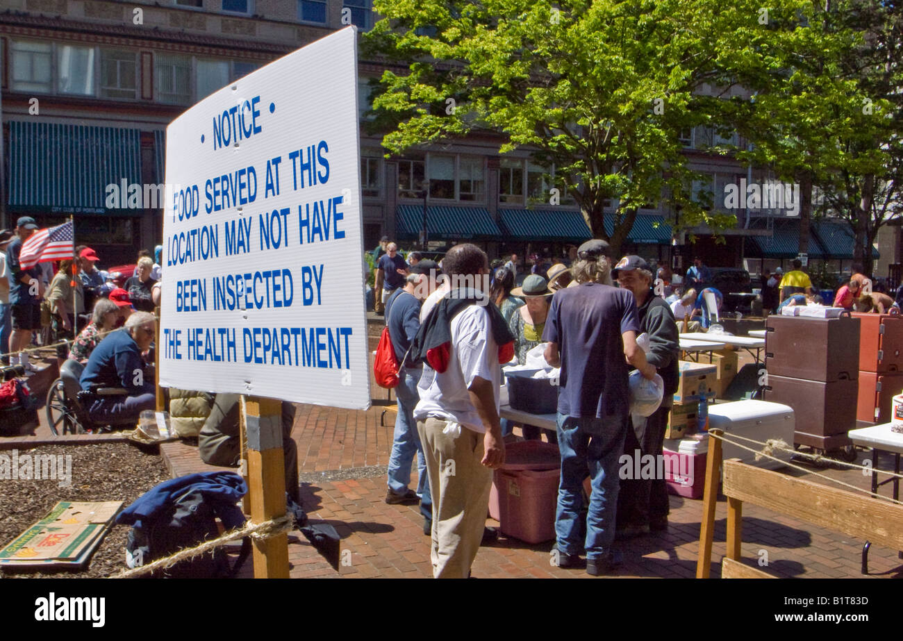 Les sans-abri se rassemblent pour un repas gratuit dimanche dans O Bryant Square Portland Oregon Note signer l'accusé de la nourriture douteuse Banque D'Images