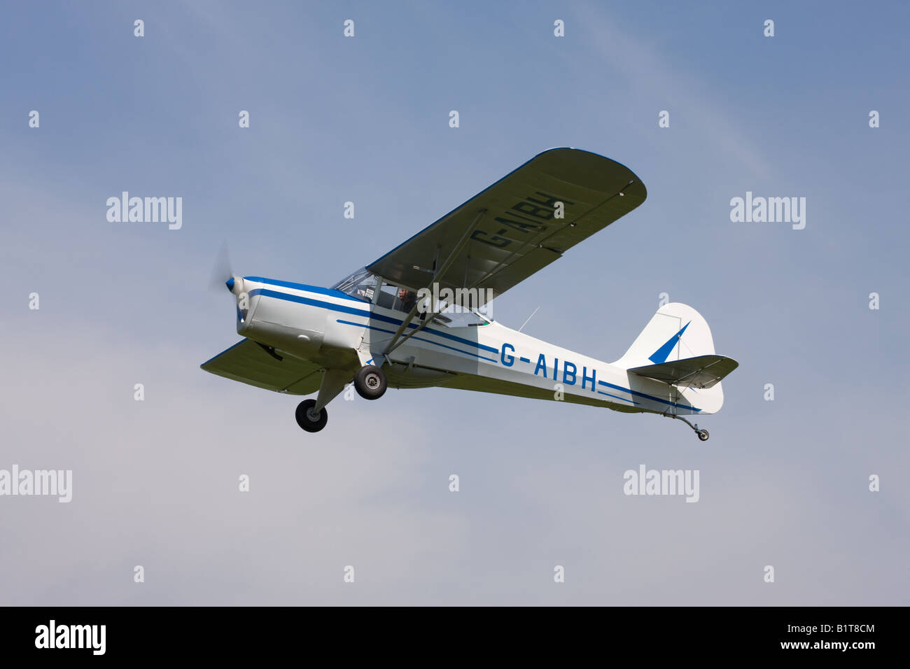 Auster J1N G Alpha-AIBH en vol le décollage de Breighton Airfield Banque D'Images