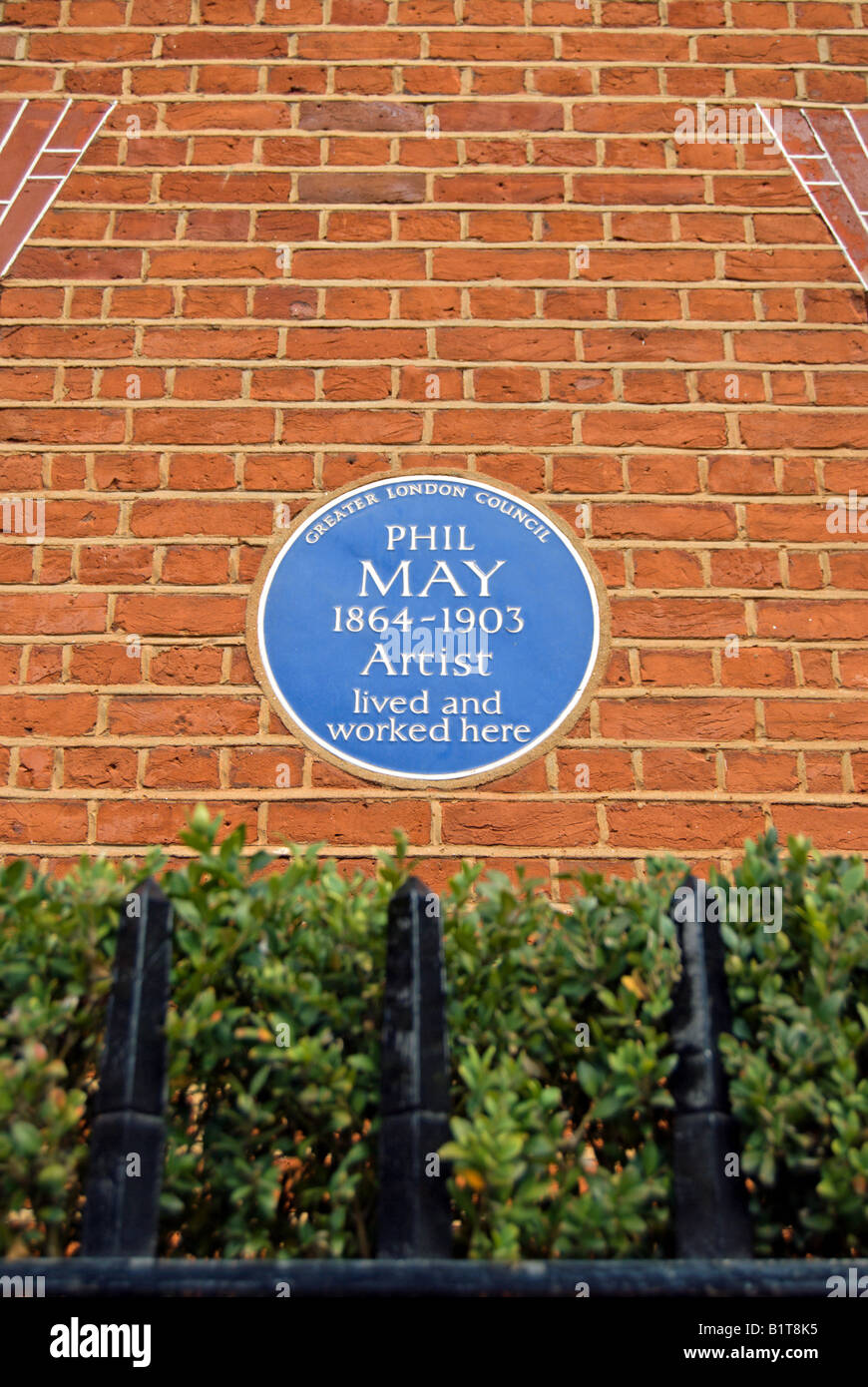 Greater London Council blue plaque marquant l'ancienne résidence de l'artiste phil peut, dans Holland Park Road, Kensington, Londres, Angleterre Banque D'Images