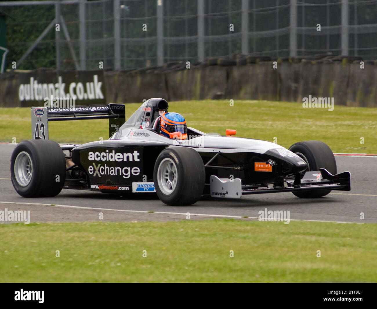 Voiture de course Formule Palmer Audi laissant voie des stands à Oulton Park Motor Racing Circuit Cheshire England Royaume-Uni UK Banque D'Images